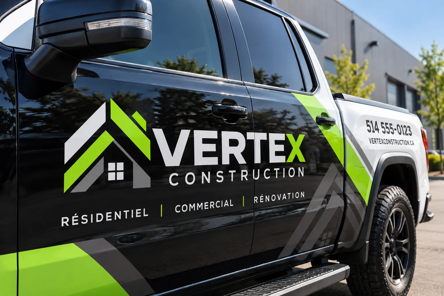 Lettrage autocollant d'une entreprise de construction sur une camionnette