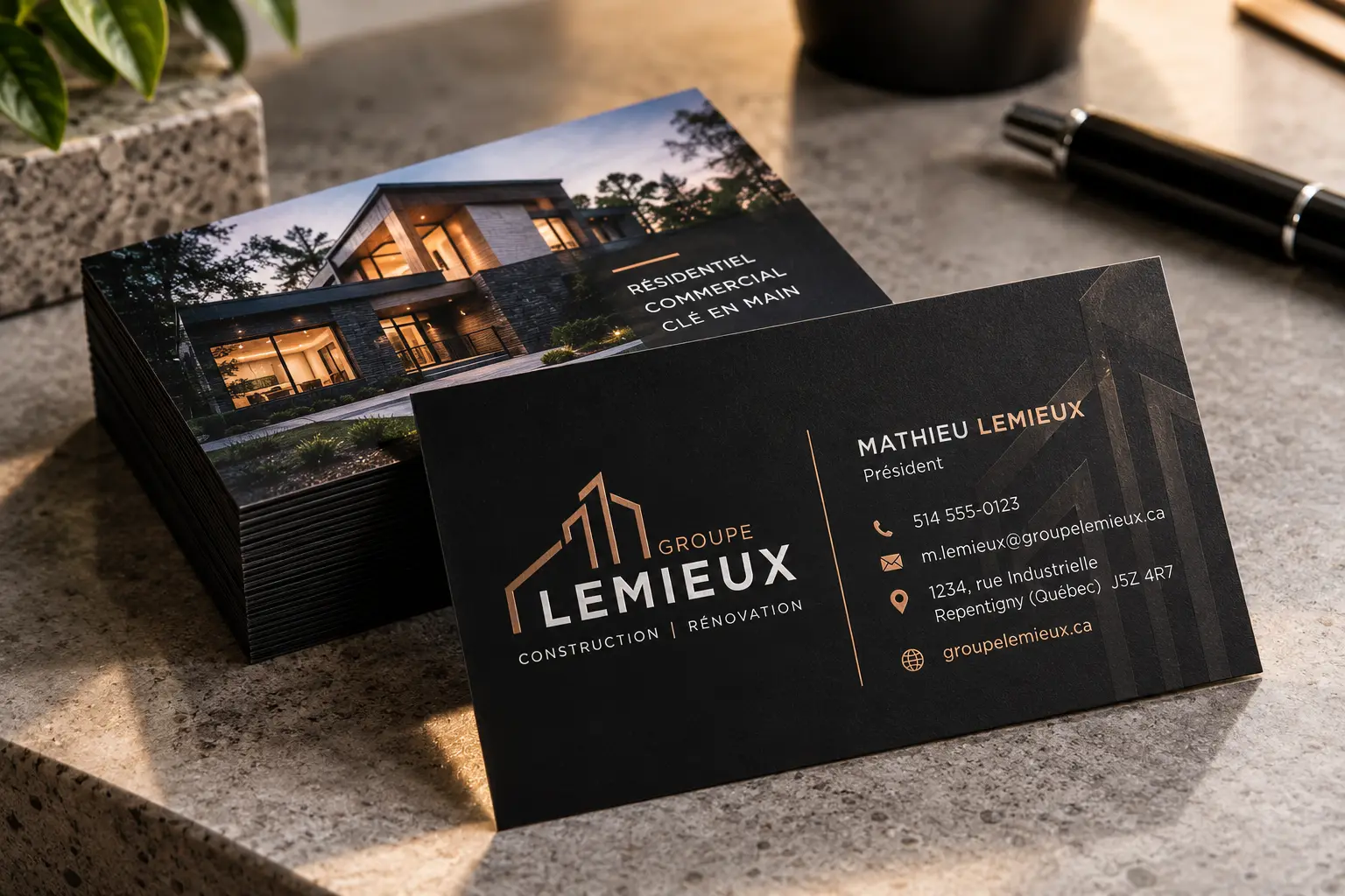 Cartes d'affaires sombres d'un groupe de construction