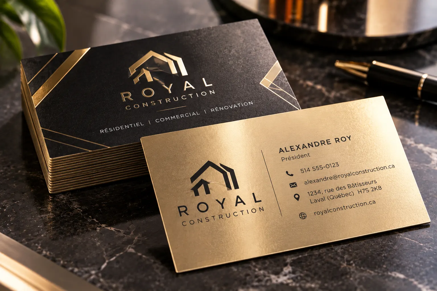 Cartes d'affaires noir et or d'une entreprise de construction