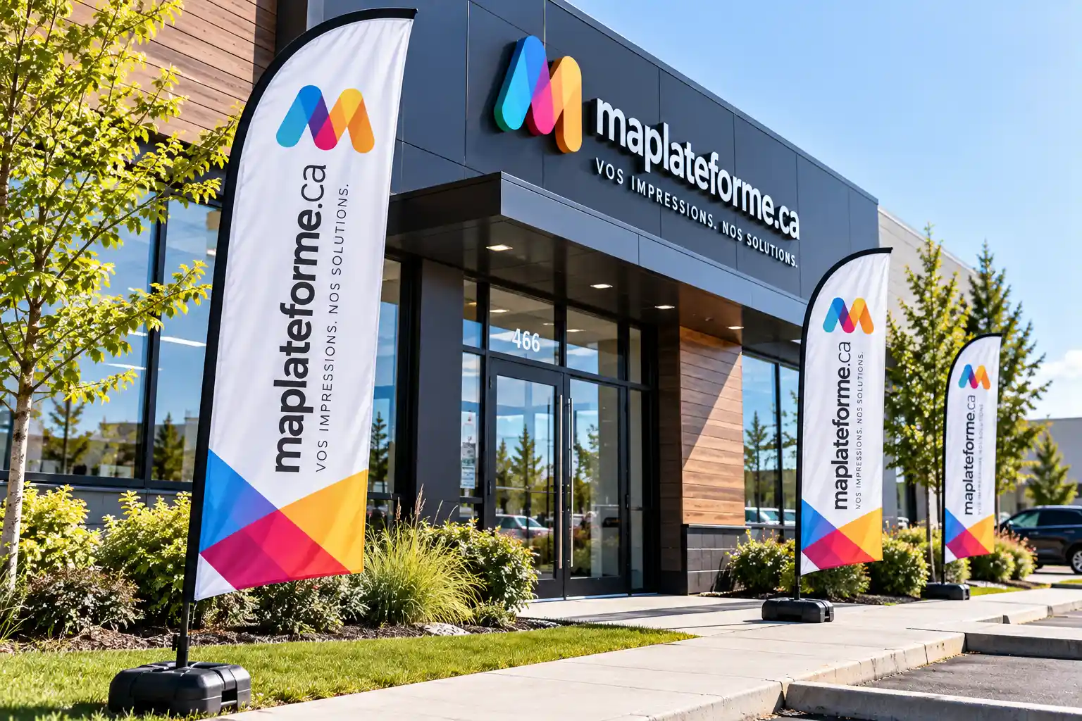 Drapeaux publicitaires colorés devant l'entrée d'une entreprise